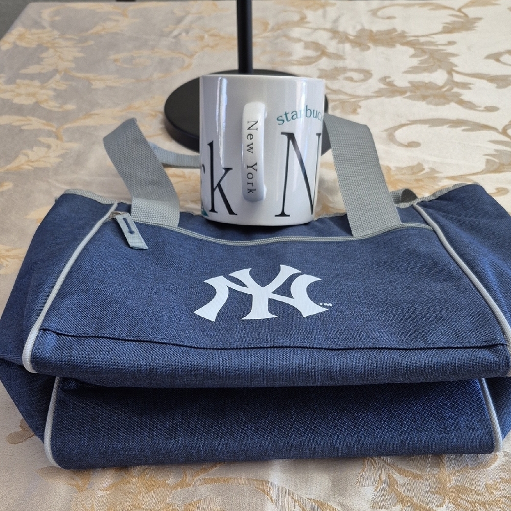 Starbucks New York mug and two Yankees Cooler bags - Picture 5 of 12